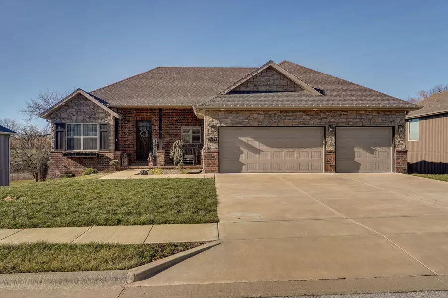 2121 N Bradbury LN, Ozark, MO 65721