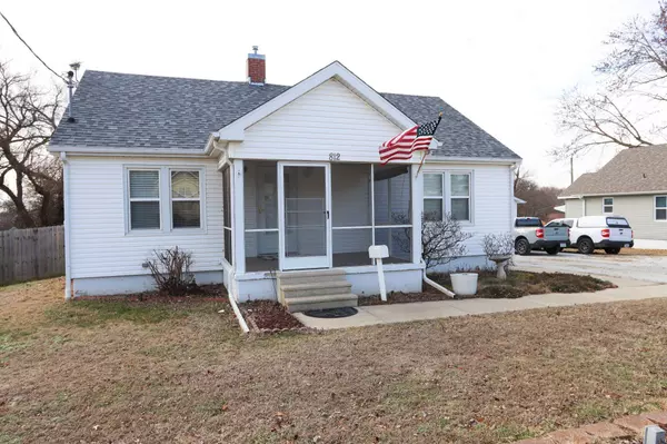 812 E Locust ST, Bolivar, MO 65613