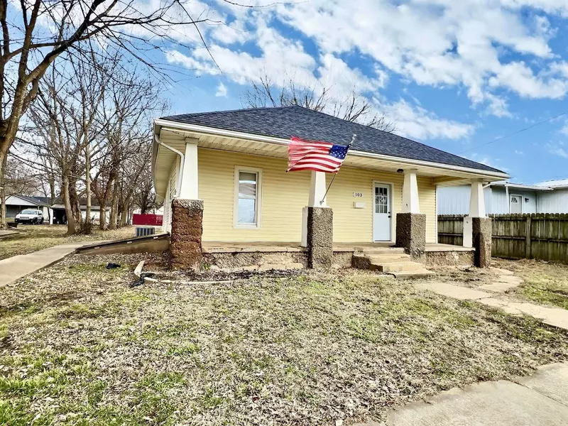 103 N Oak ST, Monett, MO 65708