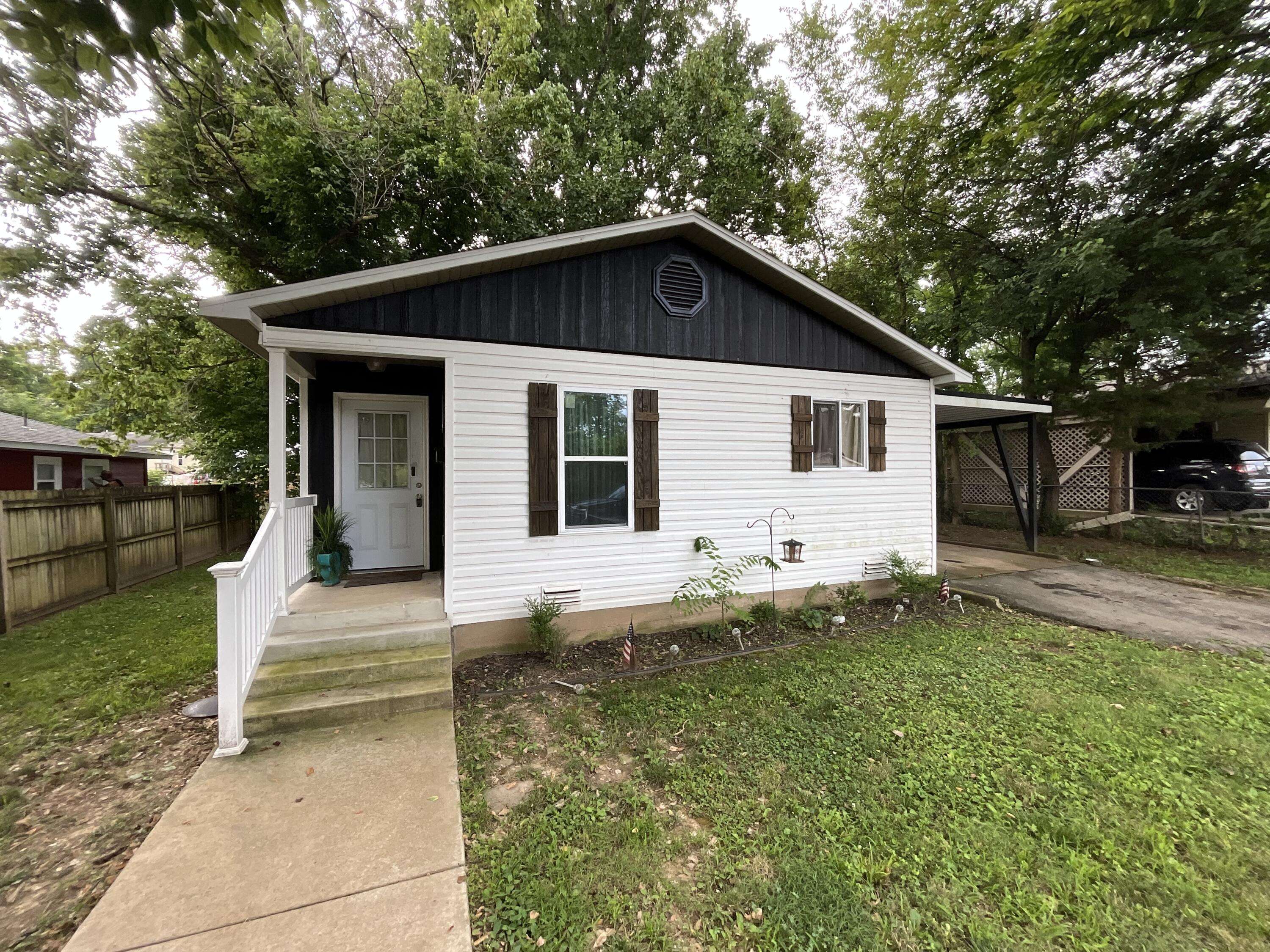 1052 6th ST, West Plains, MO 65775
