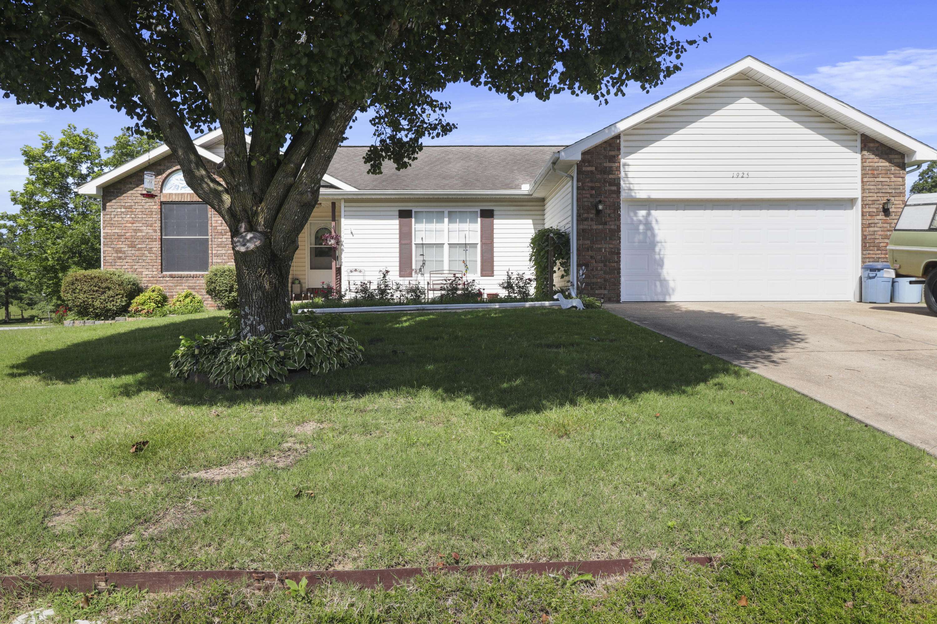 1925 Meadowbrook DR, West Plains, MO 65775