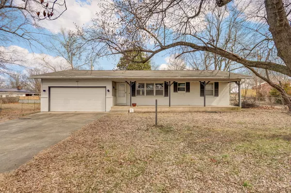 1108 S Missouri AVE, Bolivar, MO 65613