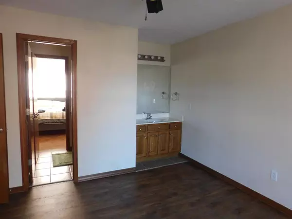 Monett, MO 65708,406 W Cale