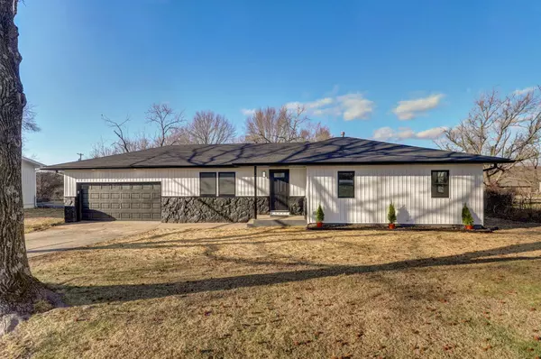 1209 E Mccracken RD, Ozark, MO 65721