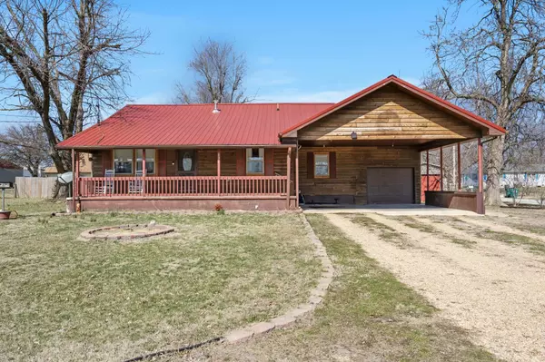 131 E Summit AVE, Seymour, MO 65746