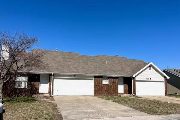 2945/2947 W Village LN, Springfield, MO 65807