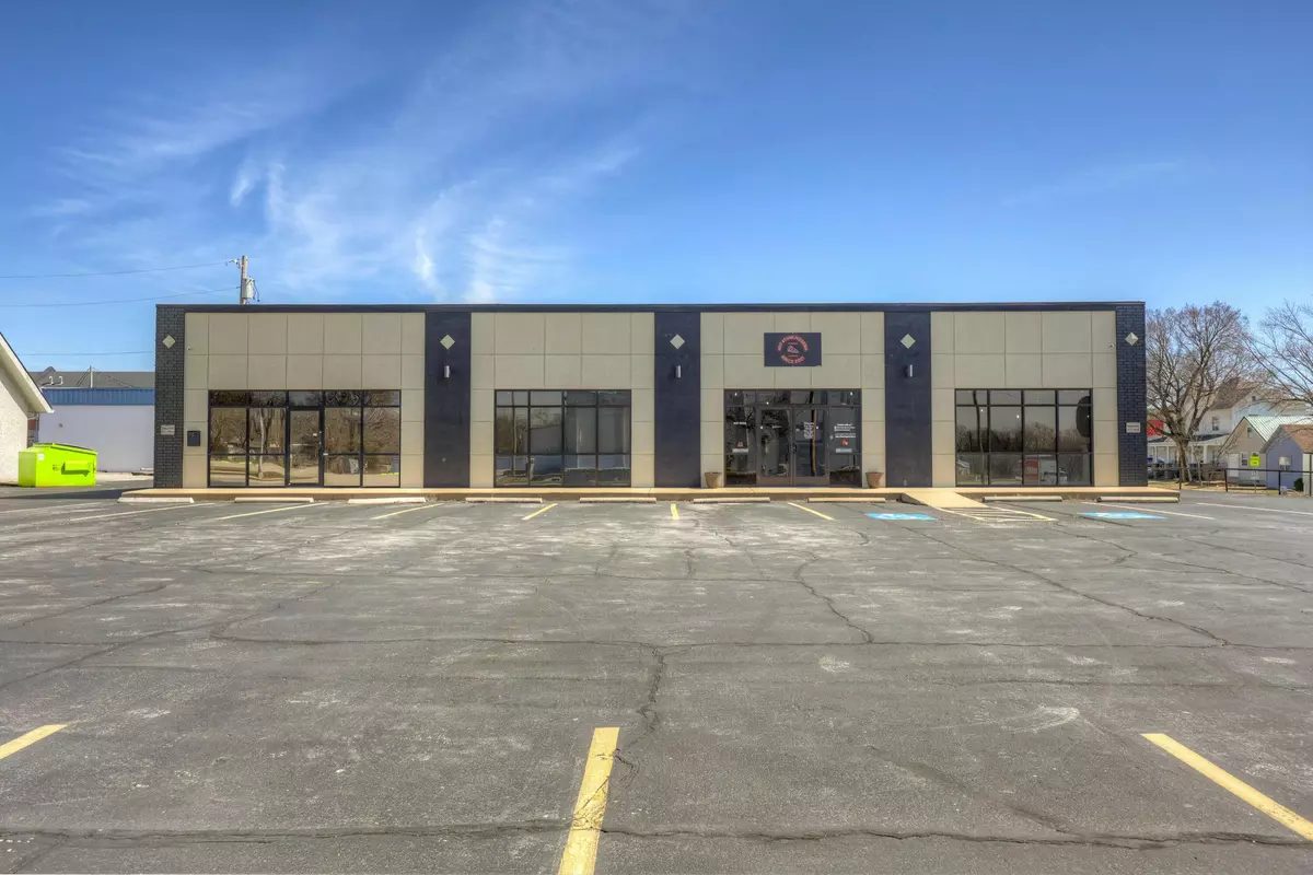 Webb City, MO 64870,111 N Madison ST