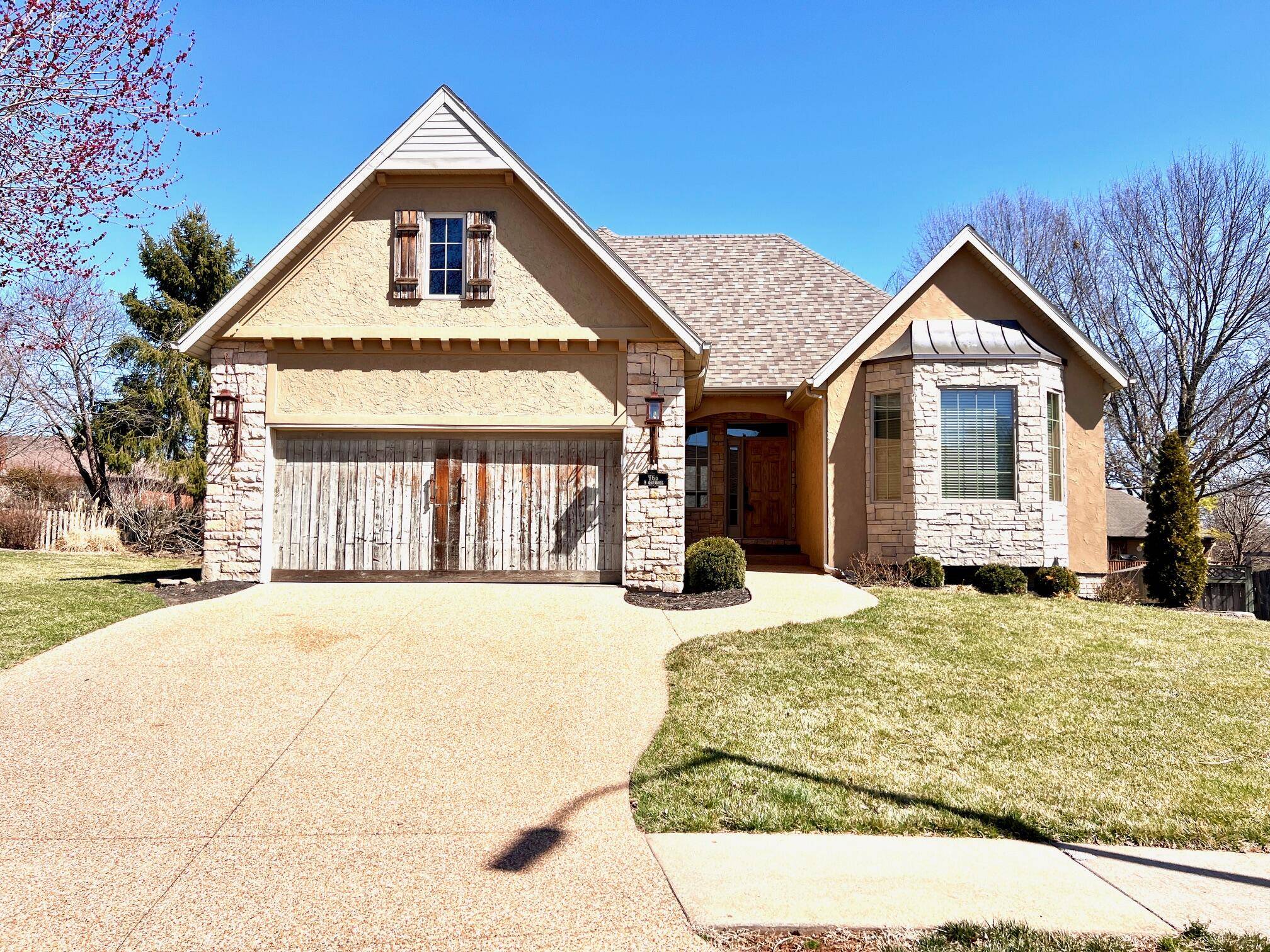 966 S Carriage AVE, Springfield, MO 65809