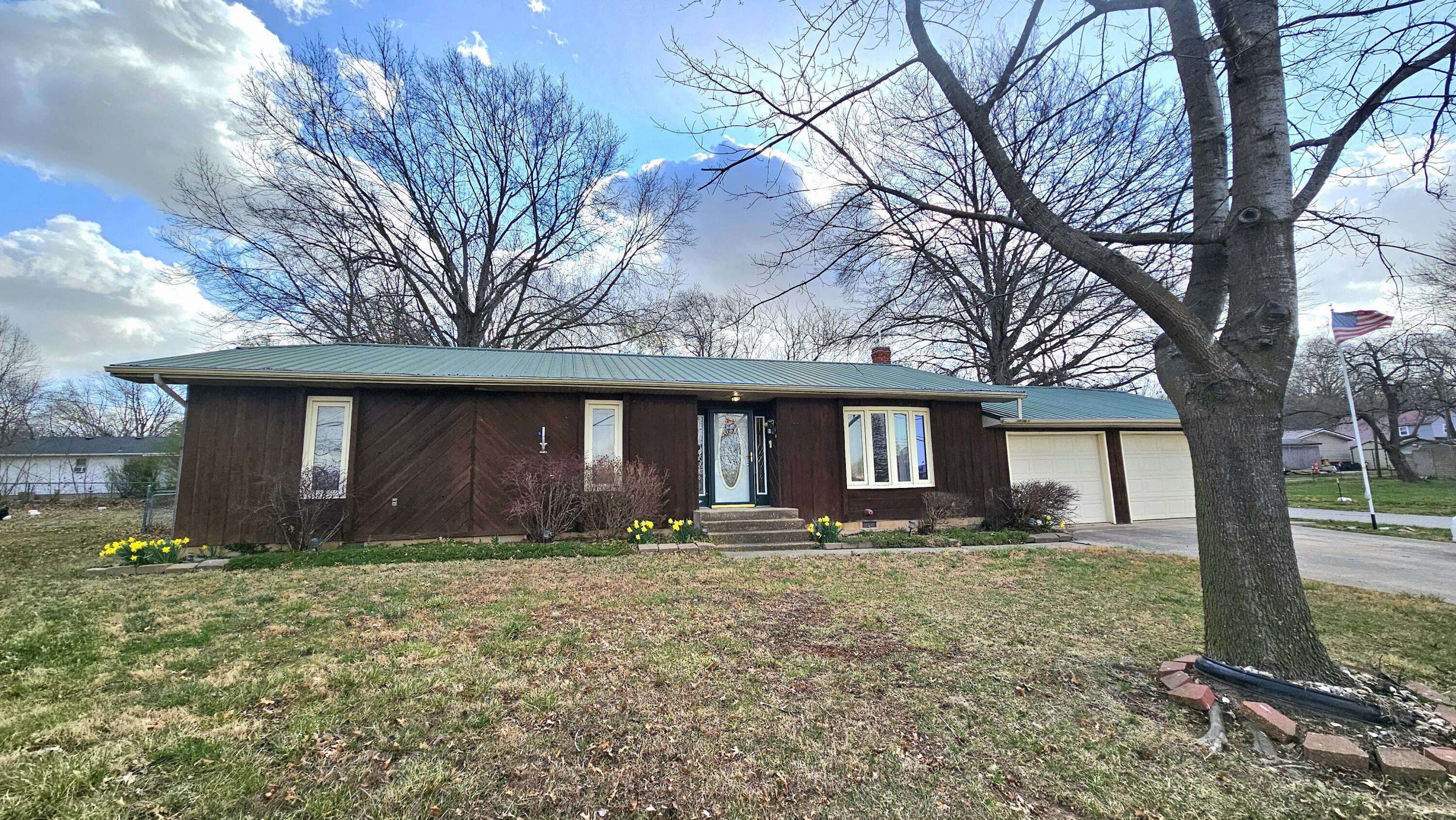 500 N Broad AVE, Mansfield, MO 65704