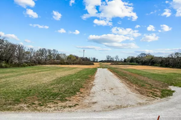 Bolivar, MO 65613,000 Prairie LN