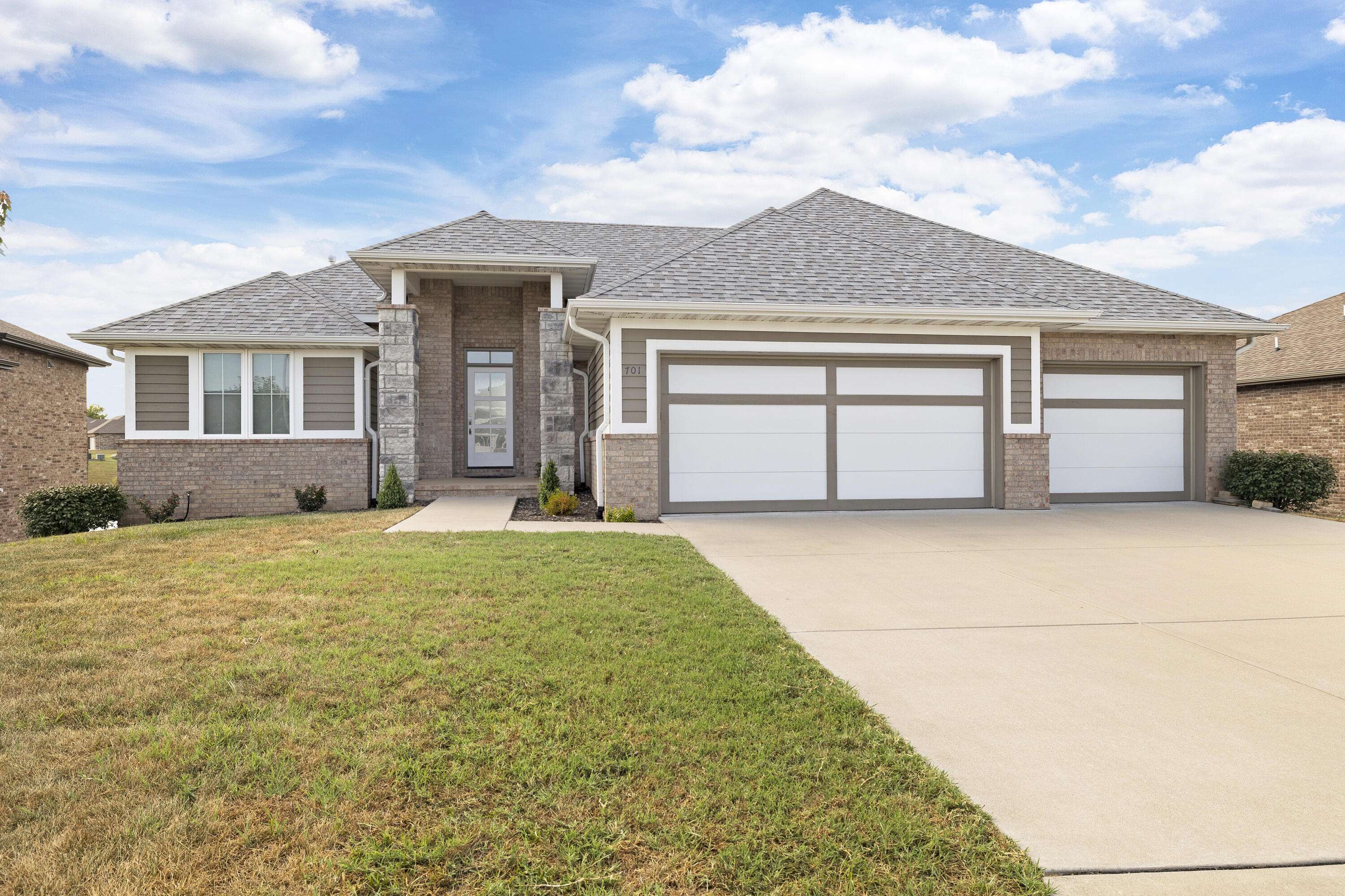 701 N Fox Hill CIR, Nixa, MO 65714