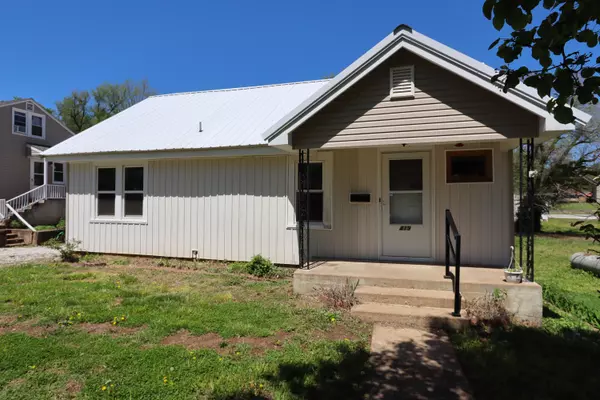 419 E Olive ST, Bolivar, MO 65613