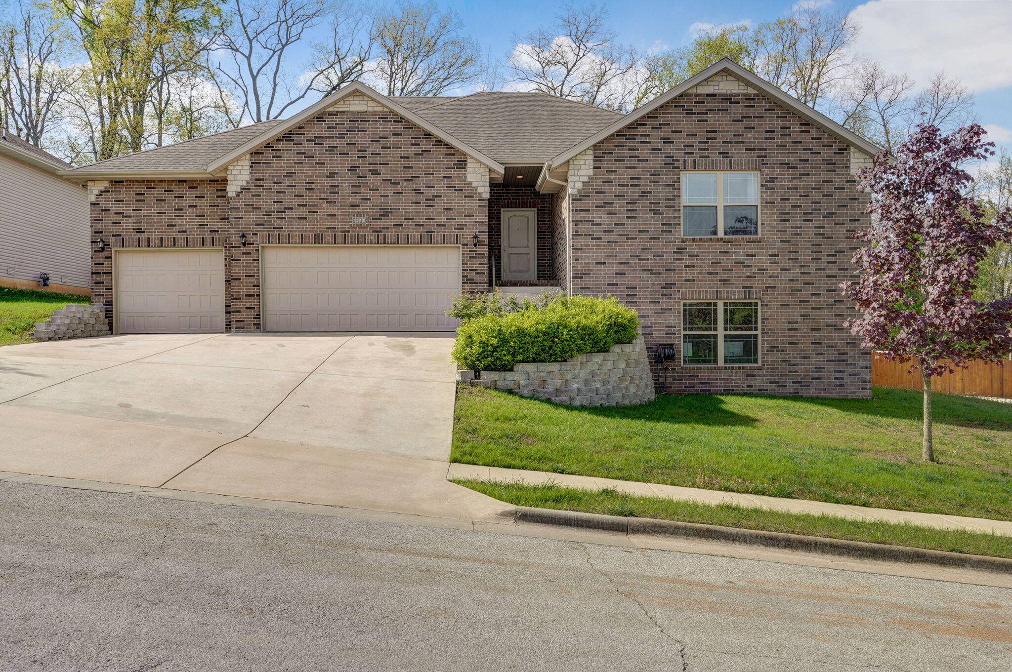 1310 W Millpond DR, Ozark, MO 65721
