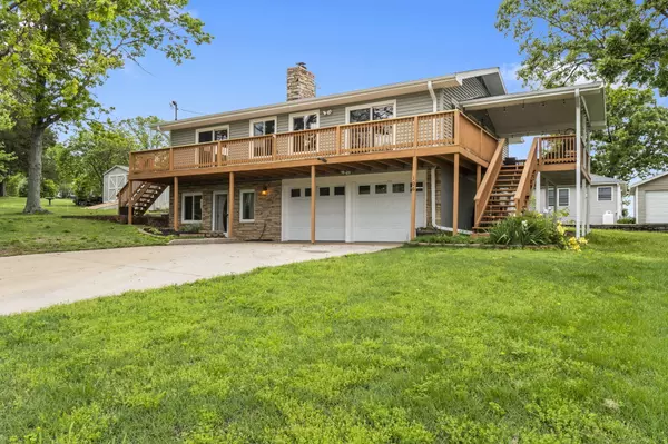 106 S Lakeshore DR, Blue Eye, MO 65611