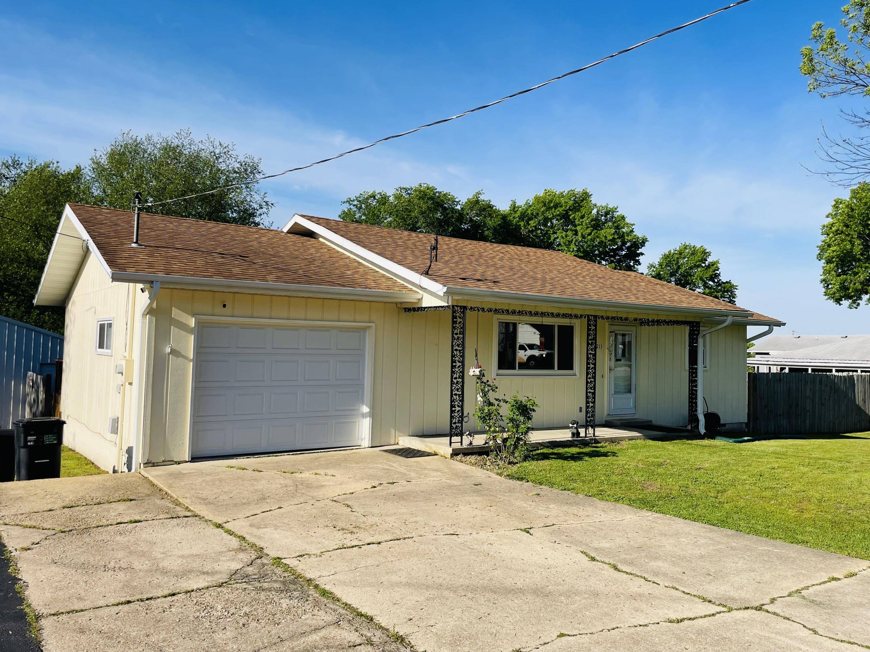 Ava, MO 65608,211 Bacorn AVE