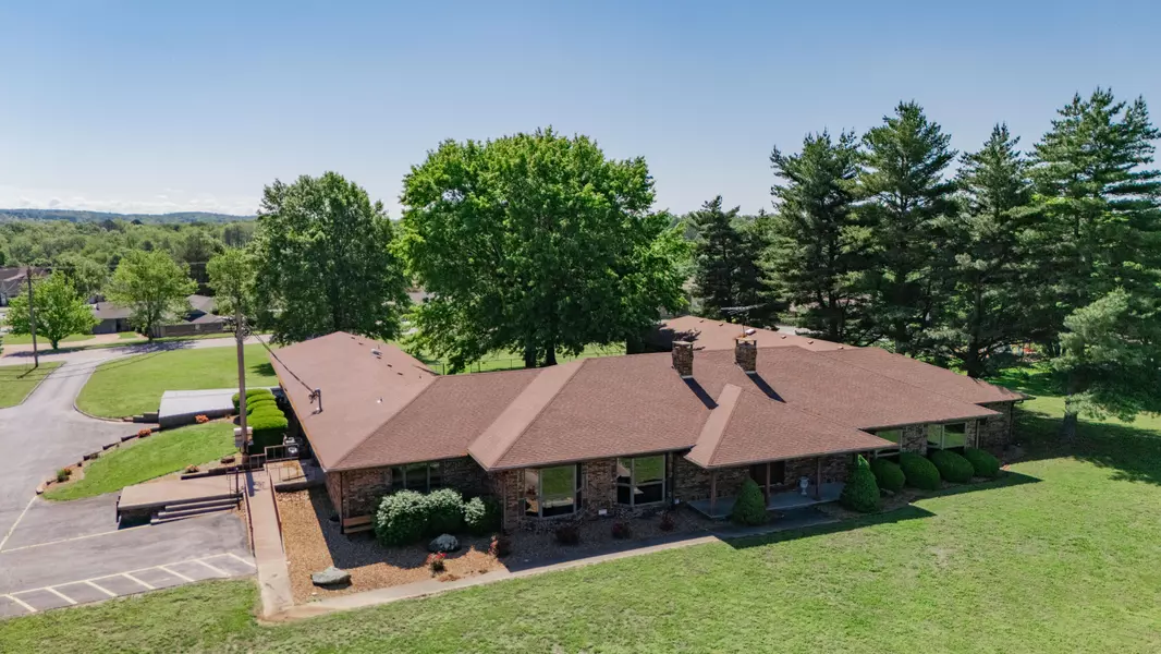 807 N Briarwood DR, Bolivar, MO 65613