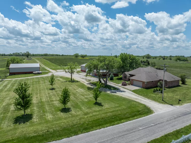 1556 E 490th RD, Bolivar, MO 65613