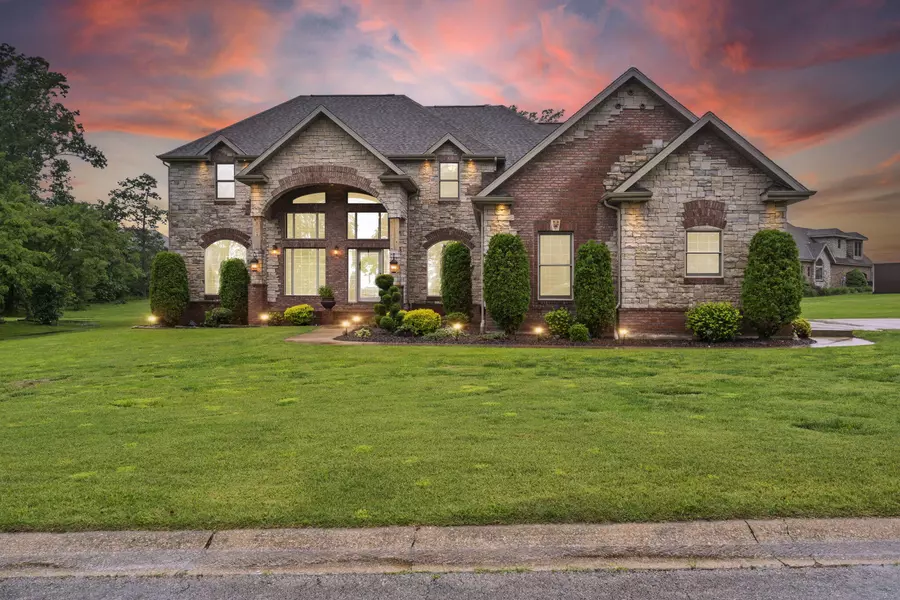 2421 Candlebark LN, Lebanon, MO 65536