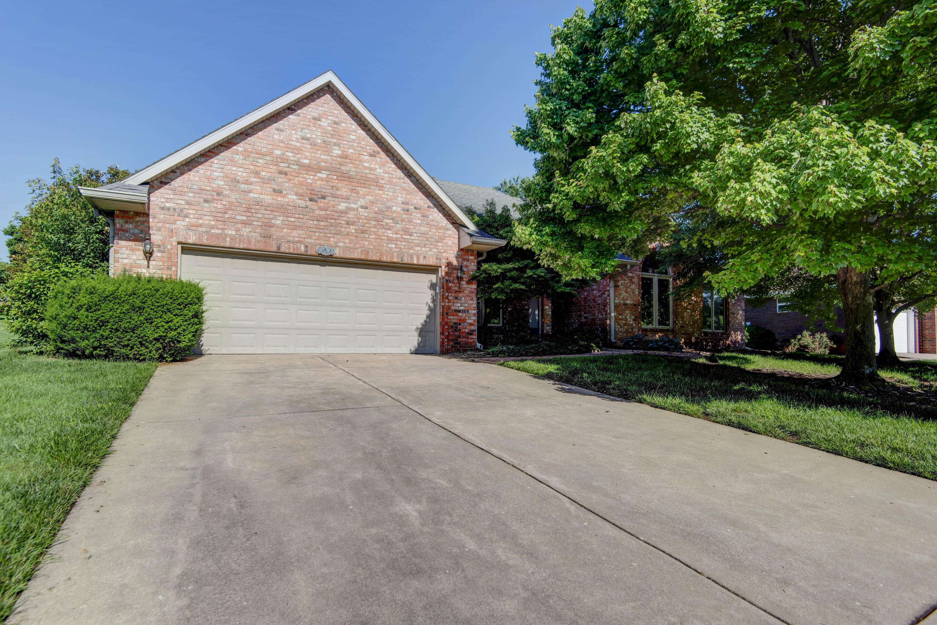 1343 N Fenchurch LN, Springfield, MO 65802