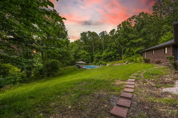 401 Honeysuckle DR, Marshfield, MO 65706