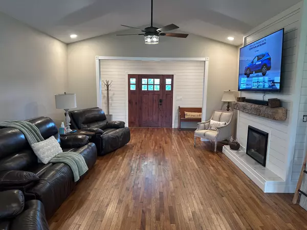 West Plains, MO 65775,5714 Private Road 8072