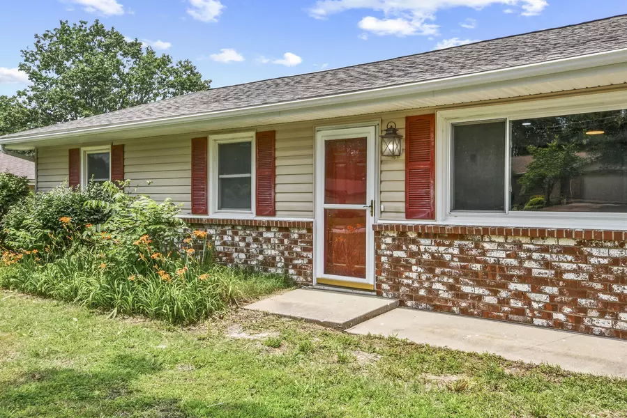 7047 W Lone Oak ST, Springfield, MO 65803