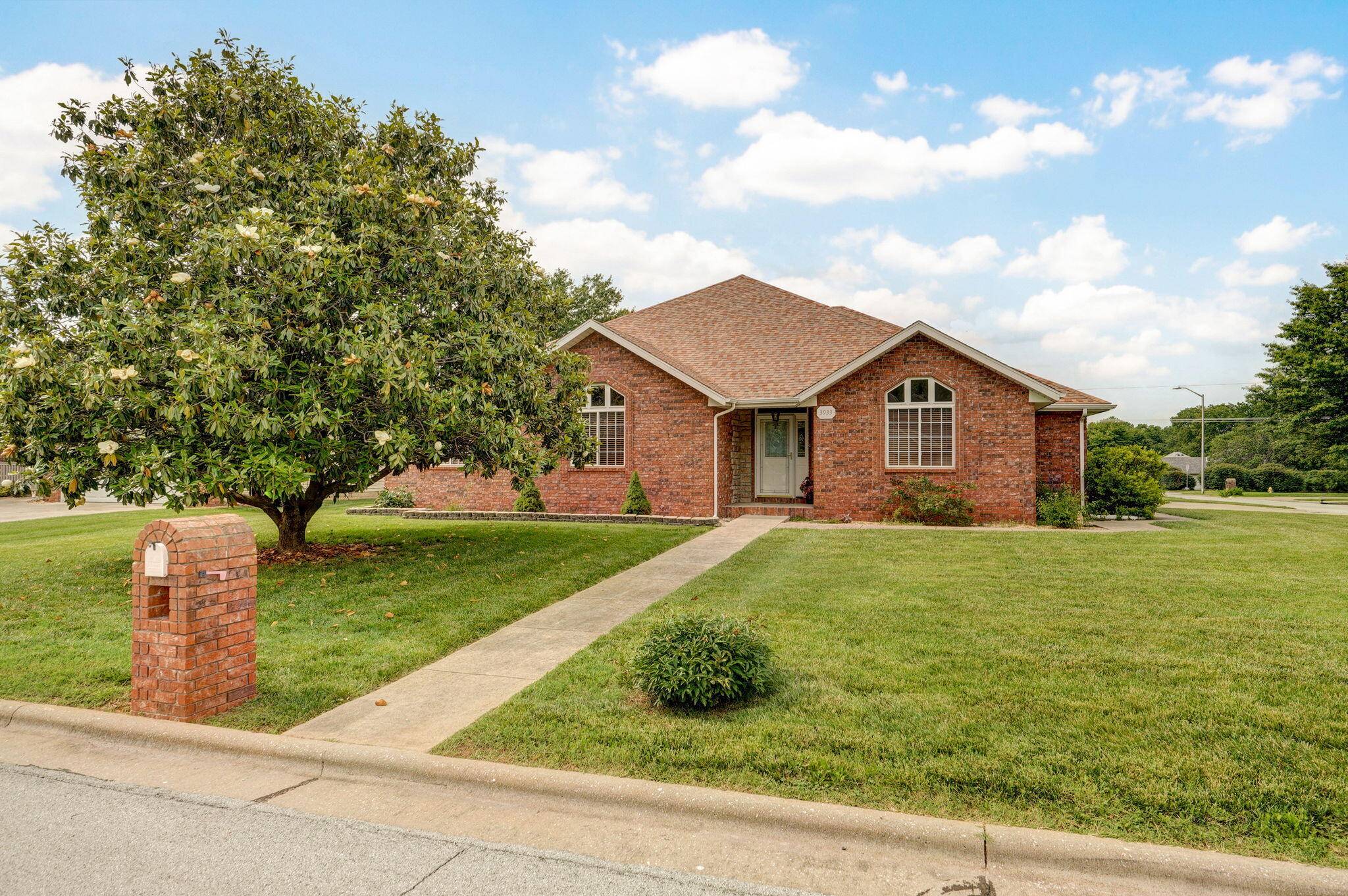 3933 W Greenwood ST, Springfield, MO 65807