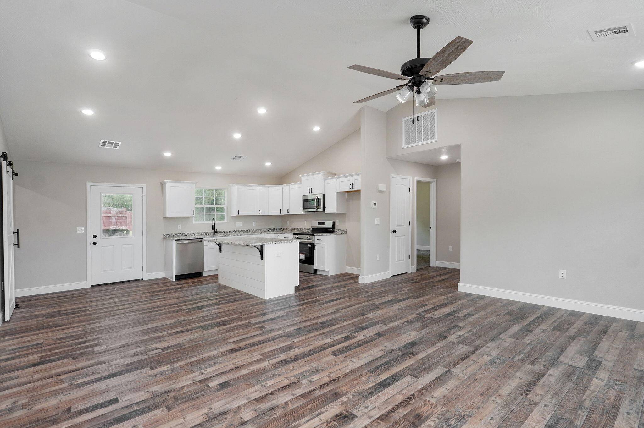 401 E Crescent ST, Aurora, MO 65605