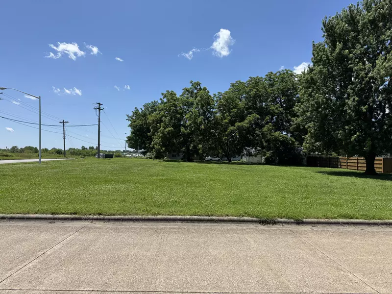 000 S Hedgewood DR, Bolivar, MO 65613