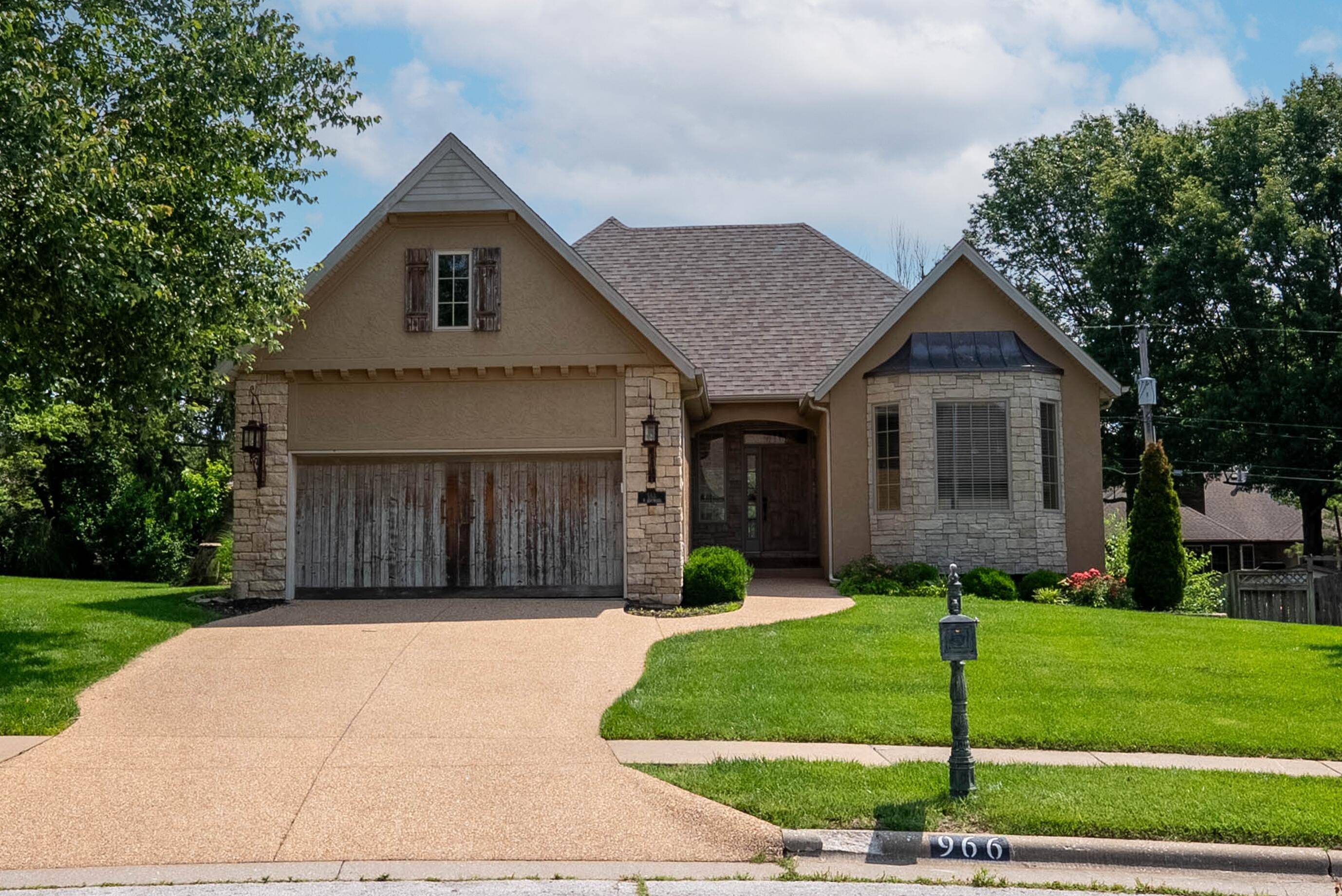 966 S Carriage AVE, Springfield, MO 65809