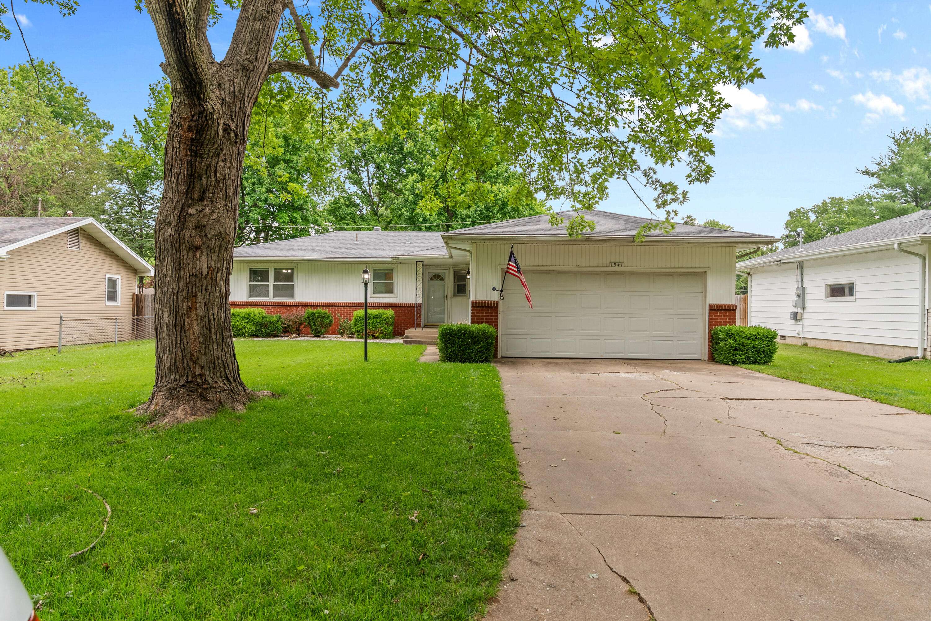 1541 E Crestview ST, Springfield, MO 65804