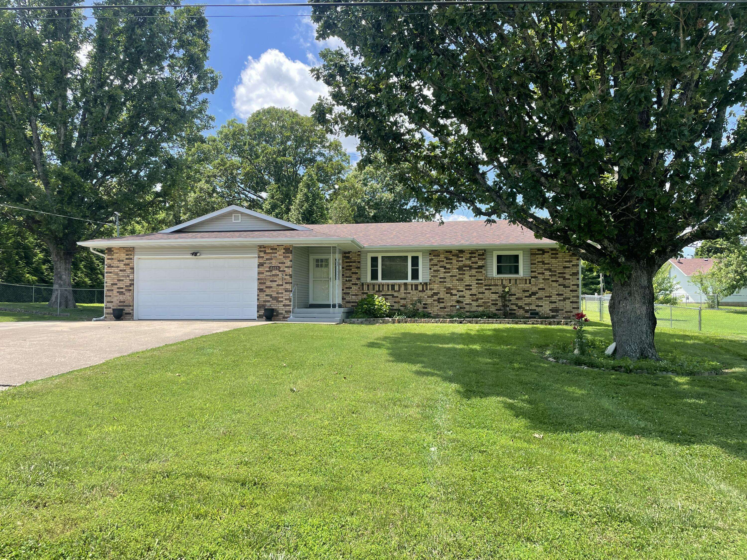 2105 Oakridge DR, Ava, MO 65608