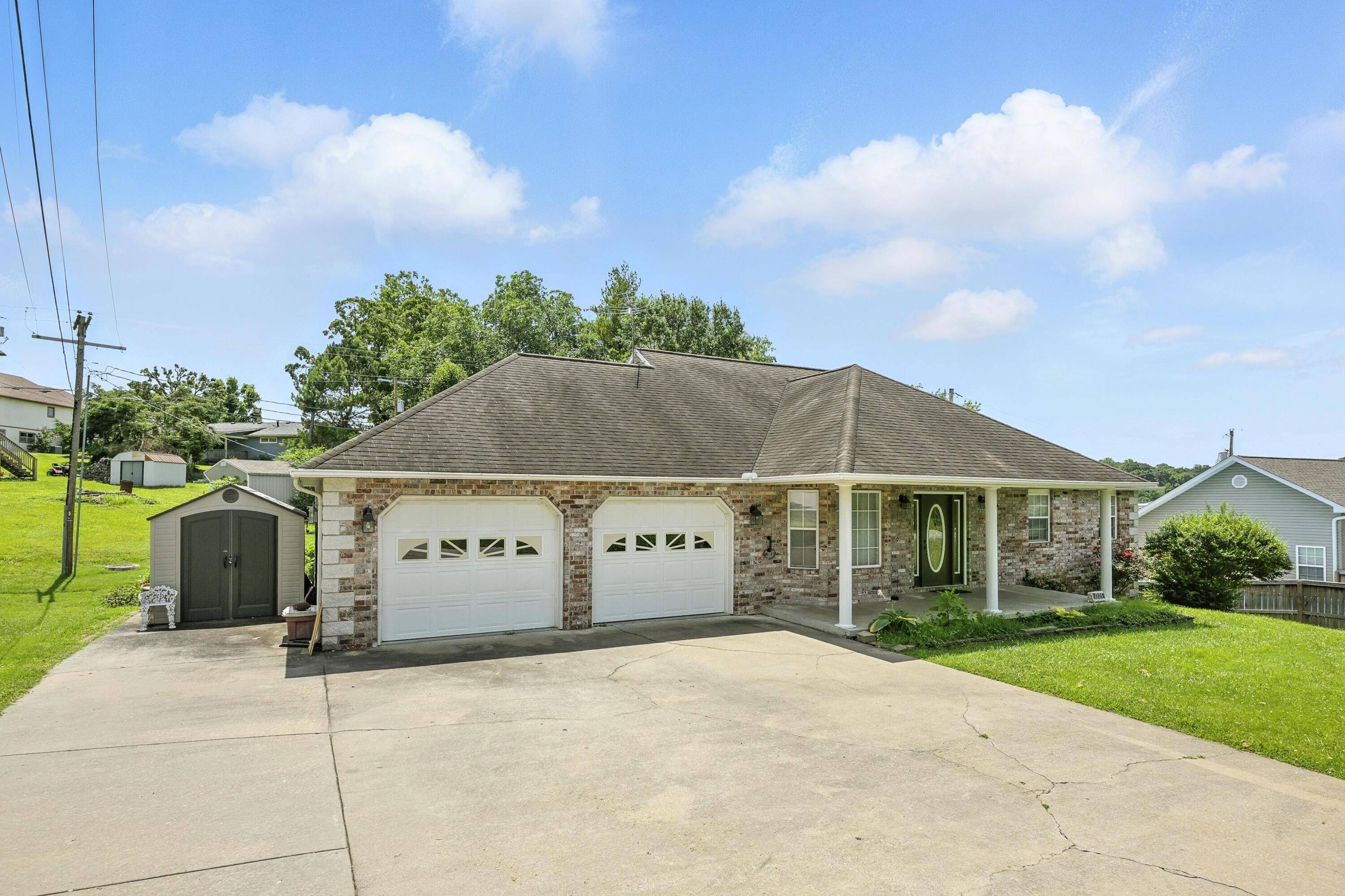1225 Skyline DR, Neosho, MO 64850
