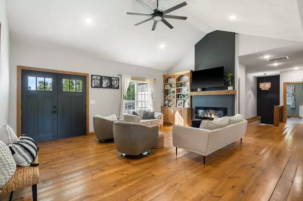 Crane, MO 65633,225 Maggie Hill DR