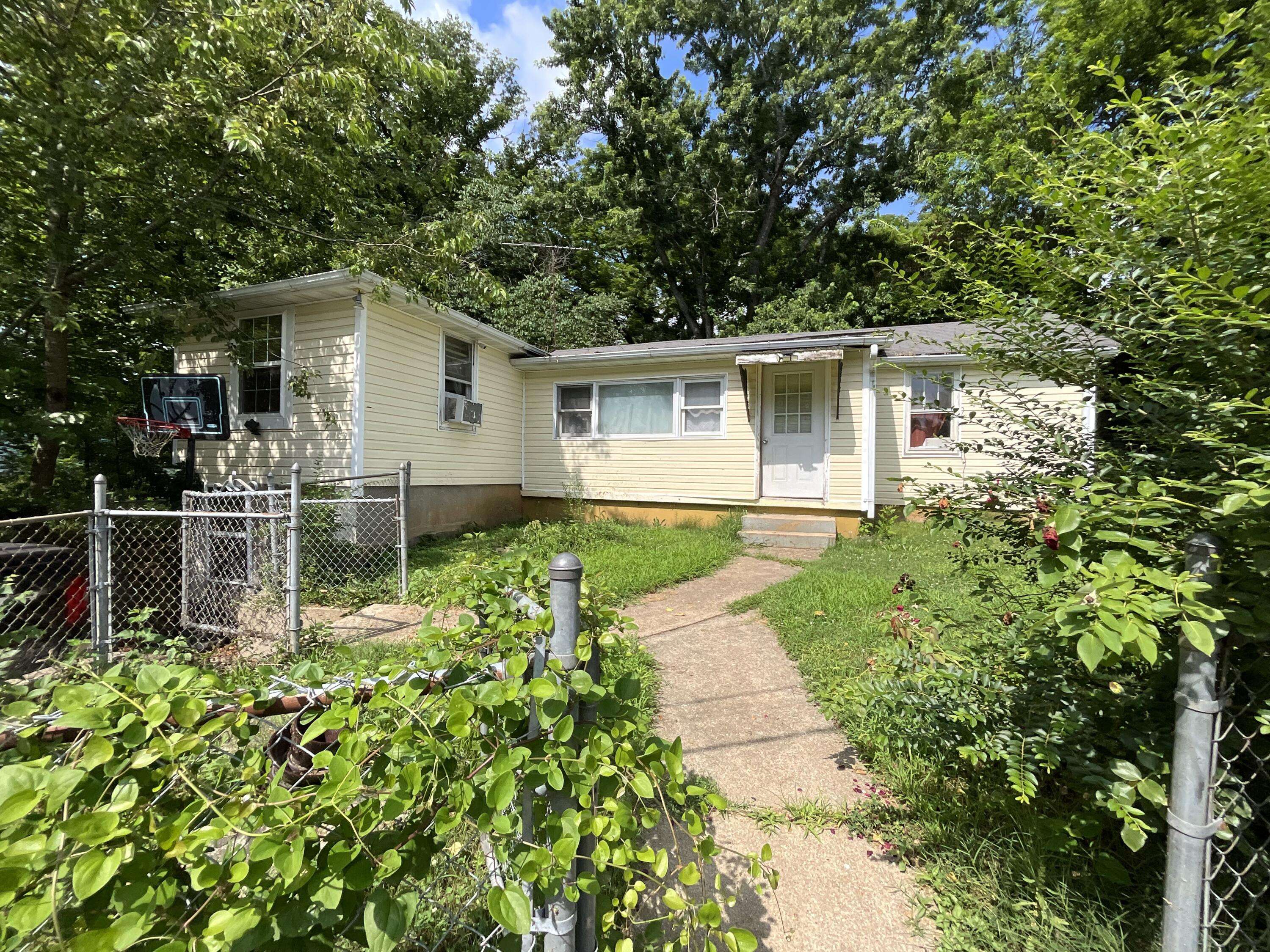 429 S Thayer, West Plains, MO 65775