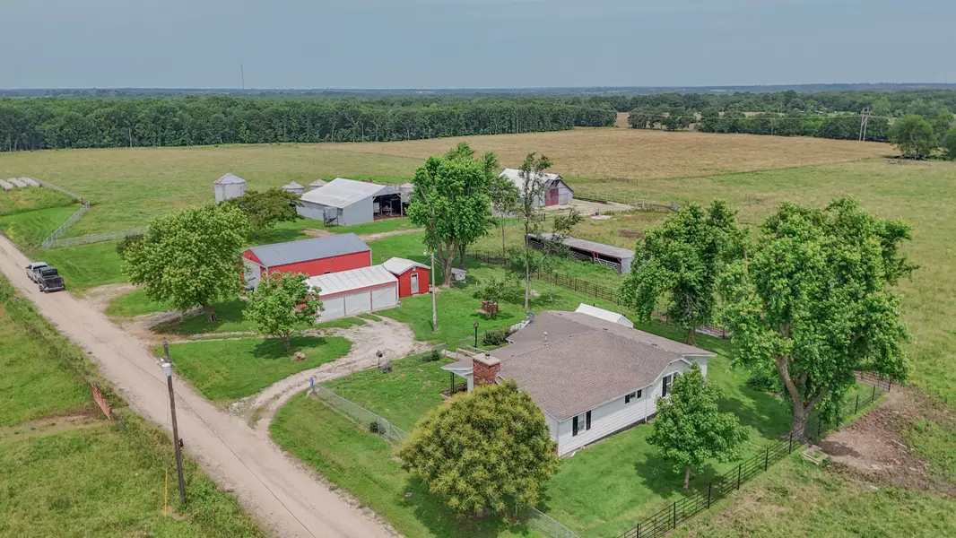 9661 E 1070 RD, Stockton, MO 65785