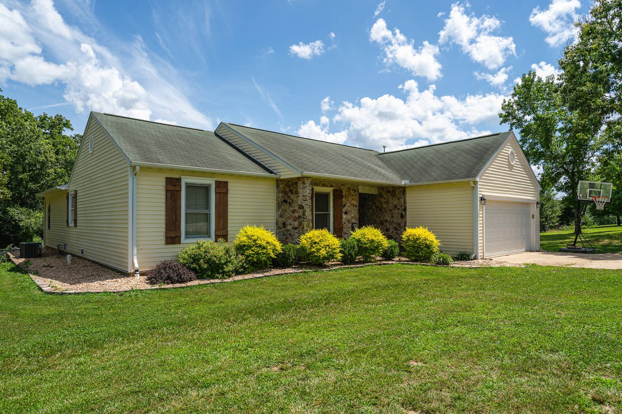 West Plains, MO 65775,9632 Private Road 8610