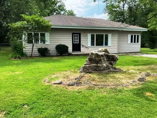 715 Sunshine DR, Aurora, MO 65605