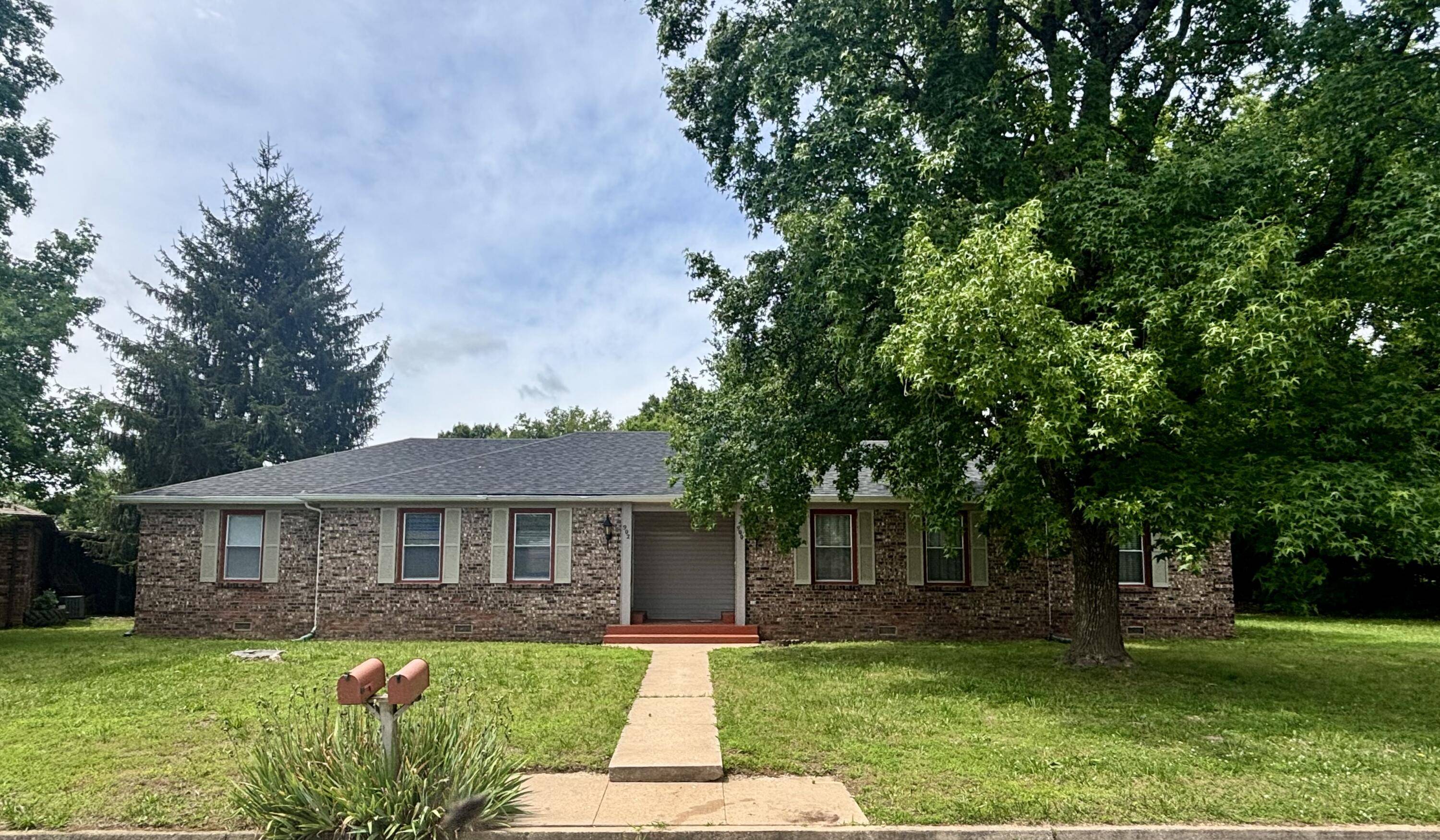 900-902 E Kirkwood St, Aurora, MO 65605