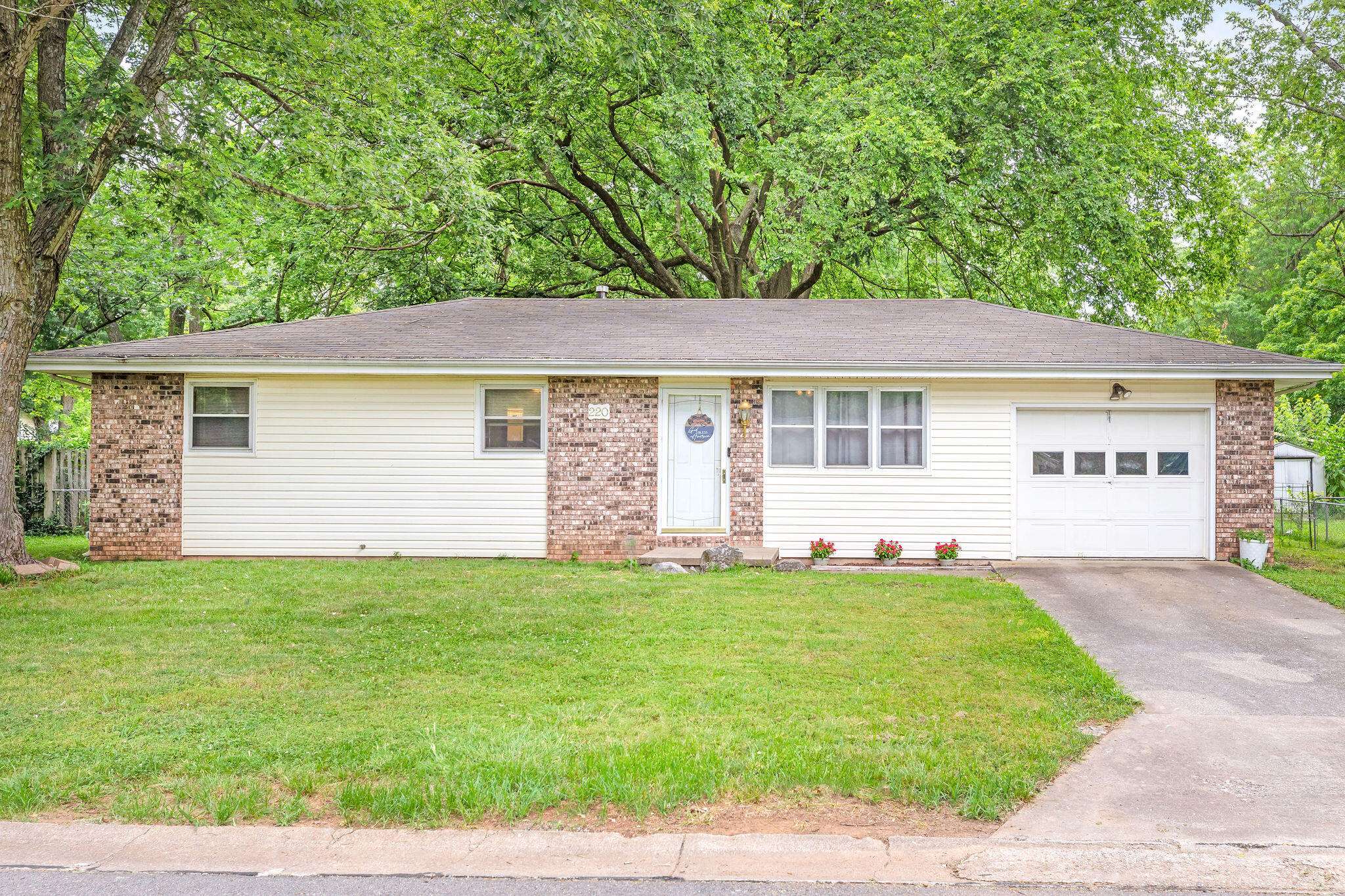 220 S Dennis AVE, Republic, MO 65738