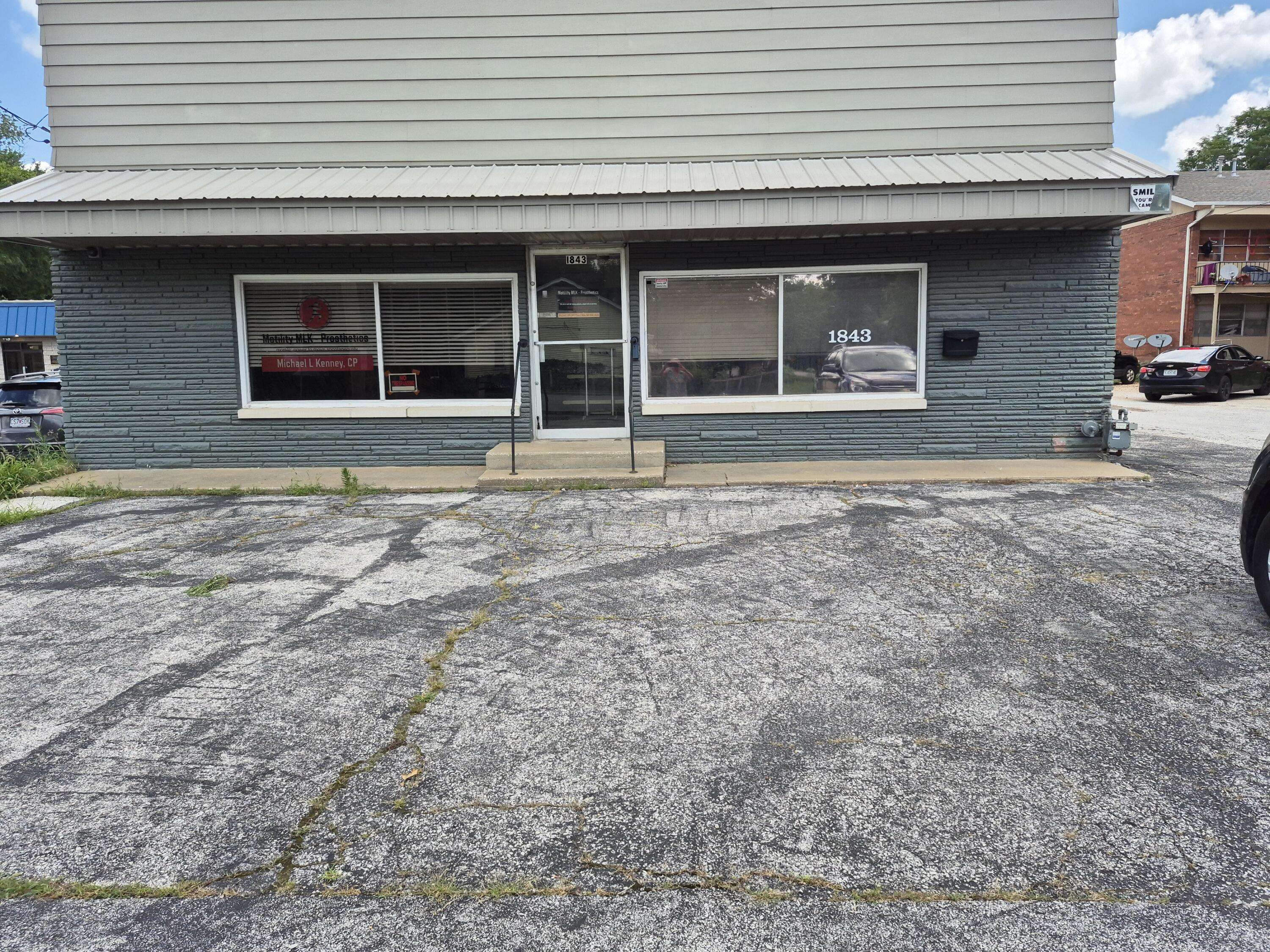 1843 E Cherry ST, Springfield, MO 65802
