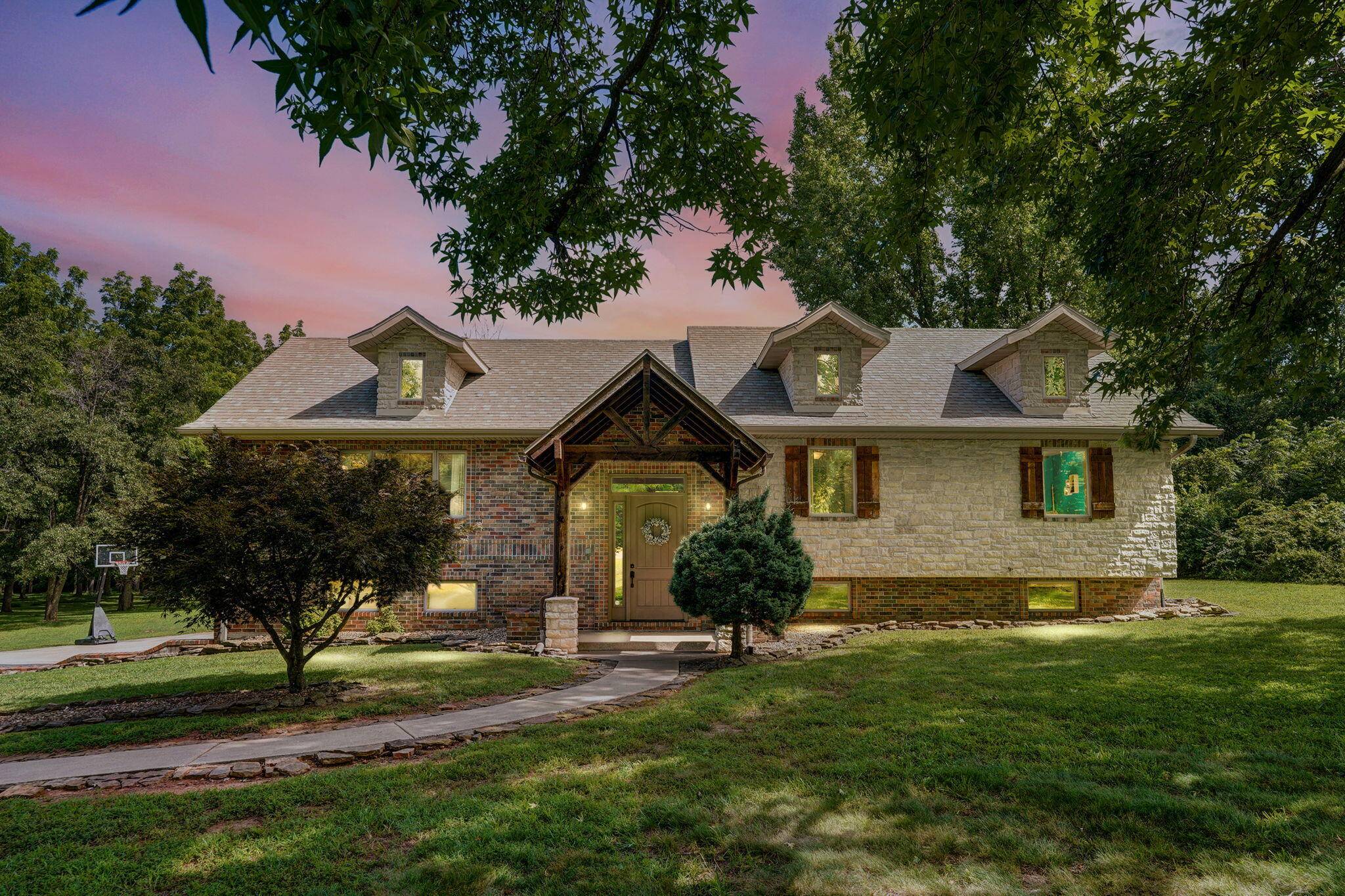 623 E Weaver RD, Springfield, MO 65810