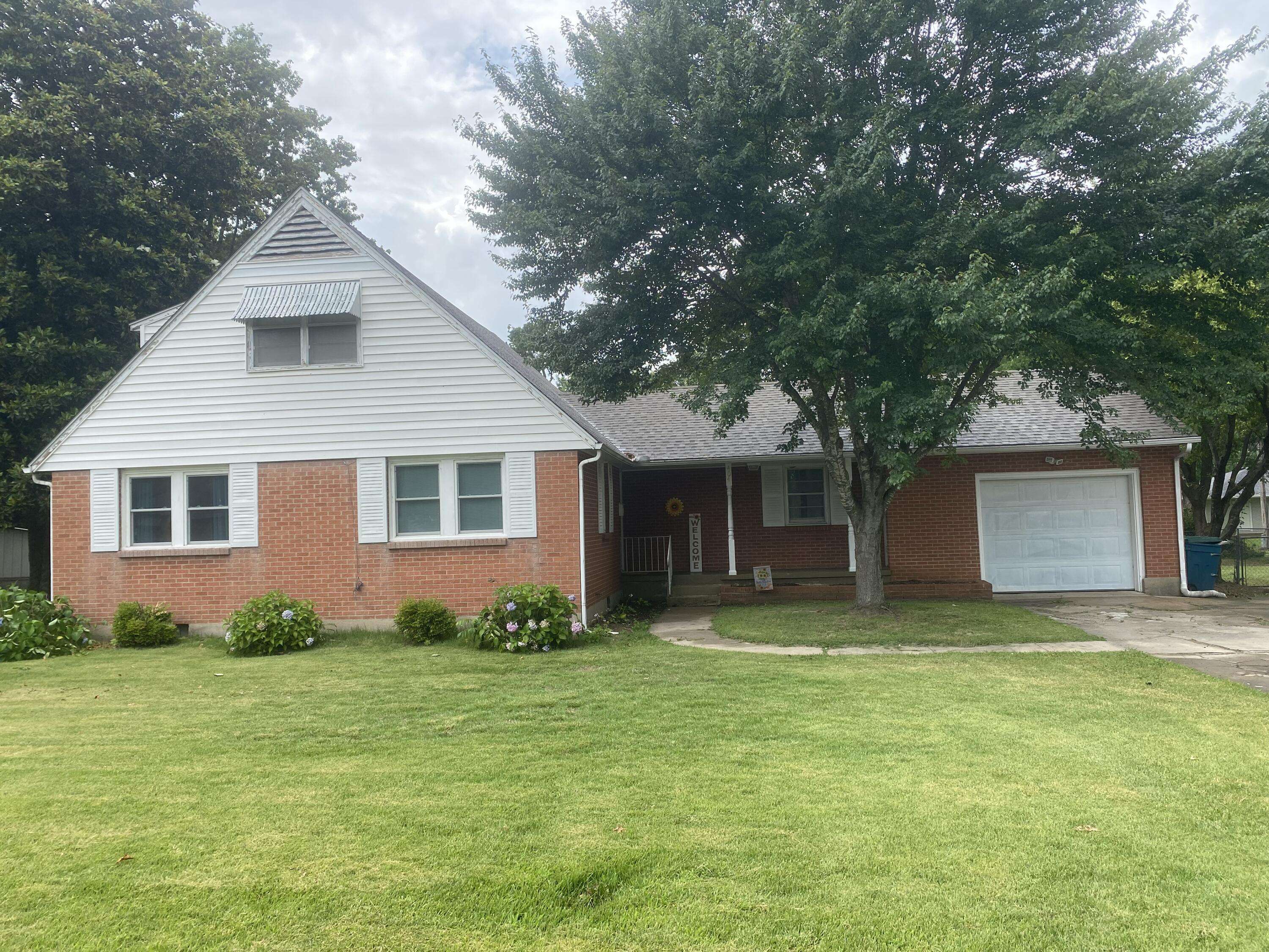 404 N Eisenhower ST, Monett, MO 65708