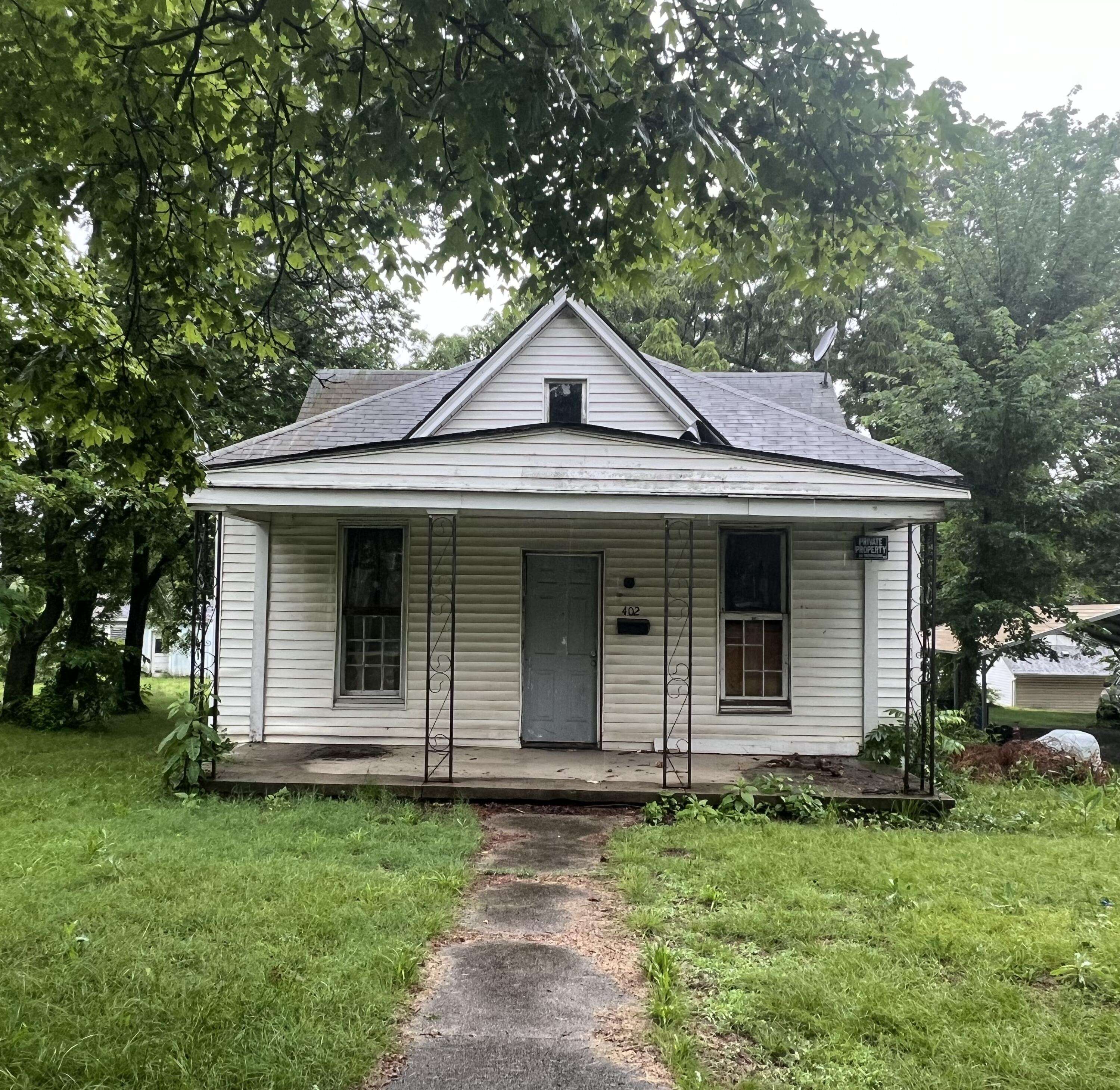402 2nd ST, Monett, MO 65708