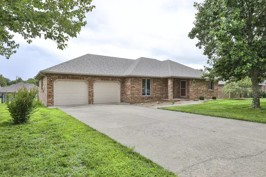 1660 S Meadow LN, Bolivar, MO 65613
