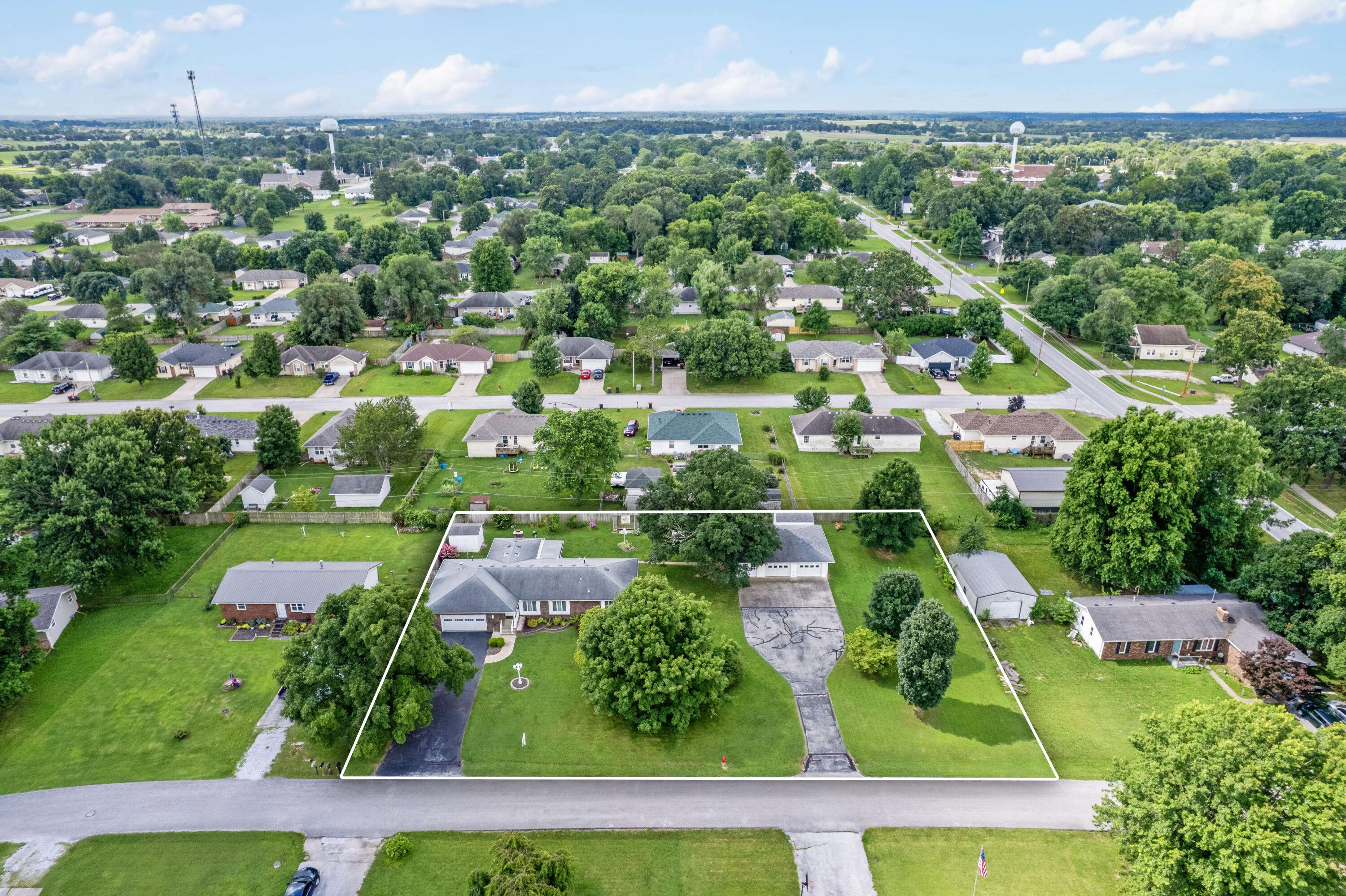 104 E Meadowbrook AVE, Clever, MO 65631