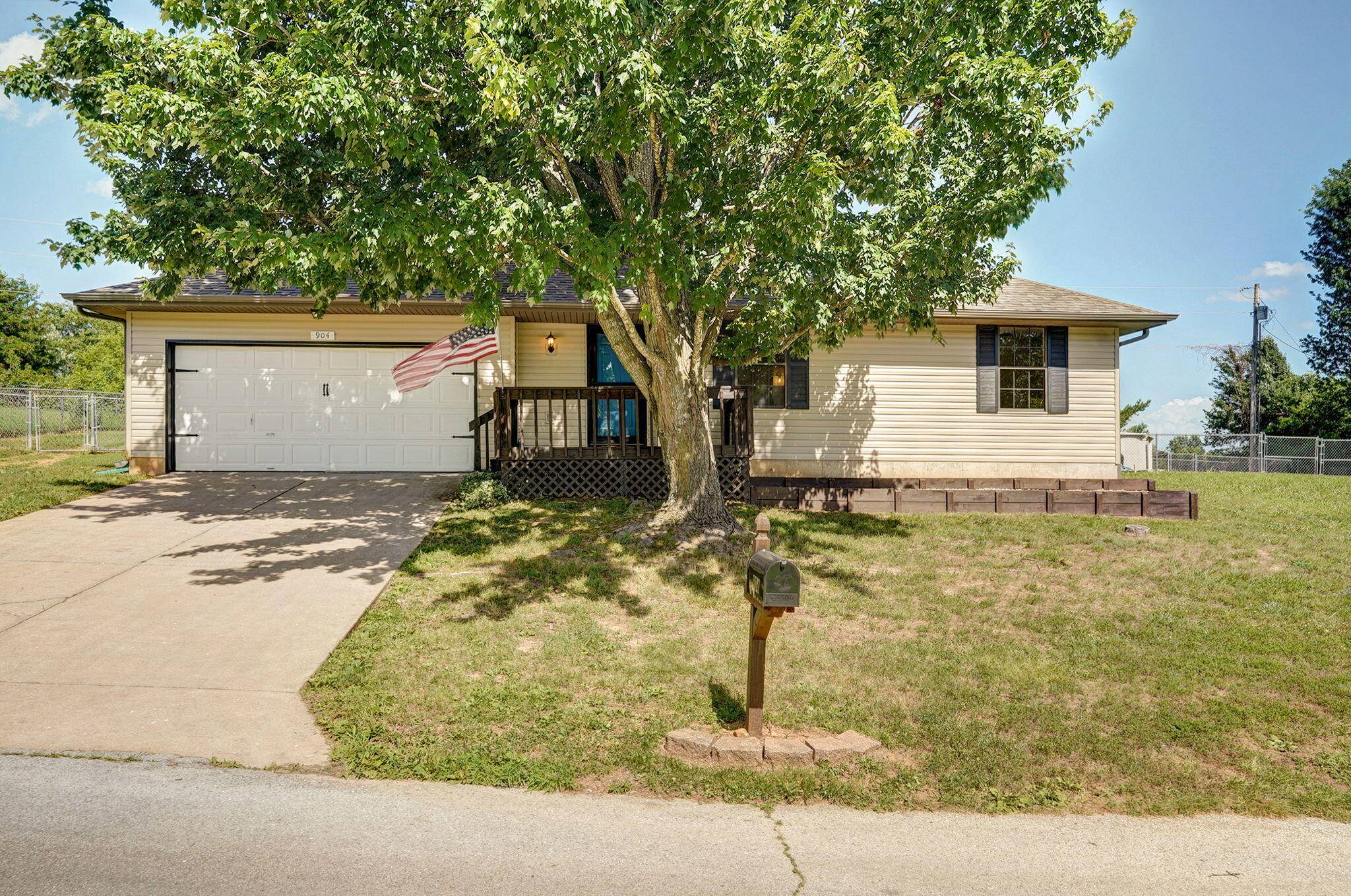 904 N 41st ST, Nixa, MO 65714