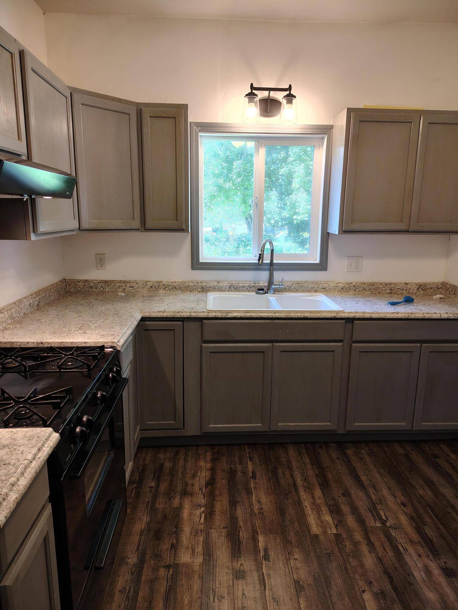 Crane, MO 65633,208 E Maud Ave