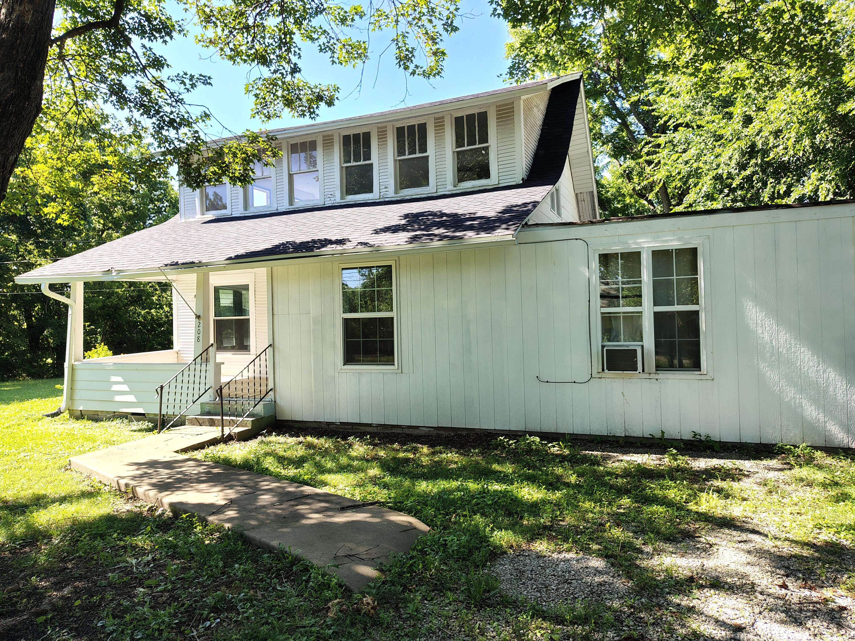 Crane, MO 65633,208 E Maud Ave