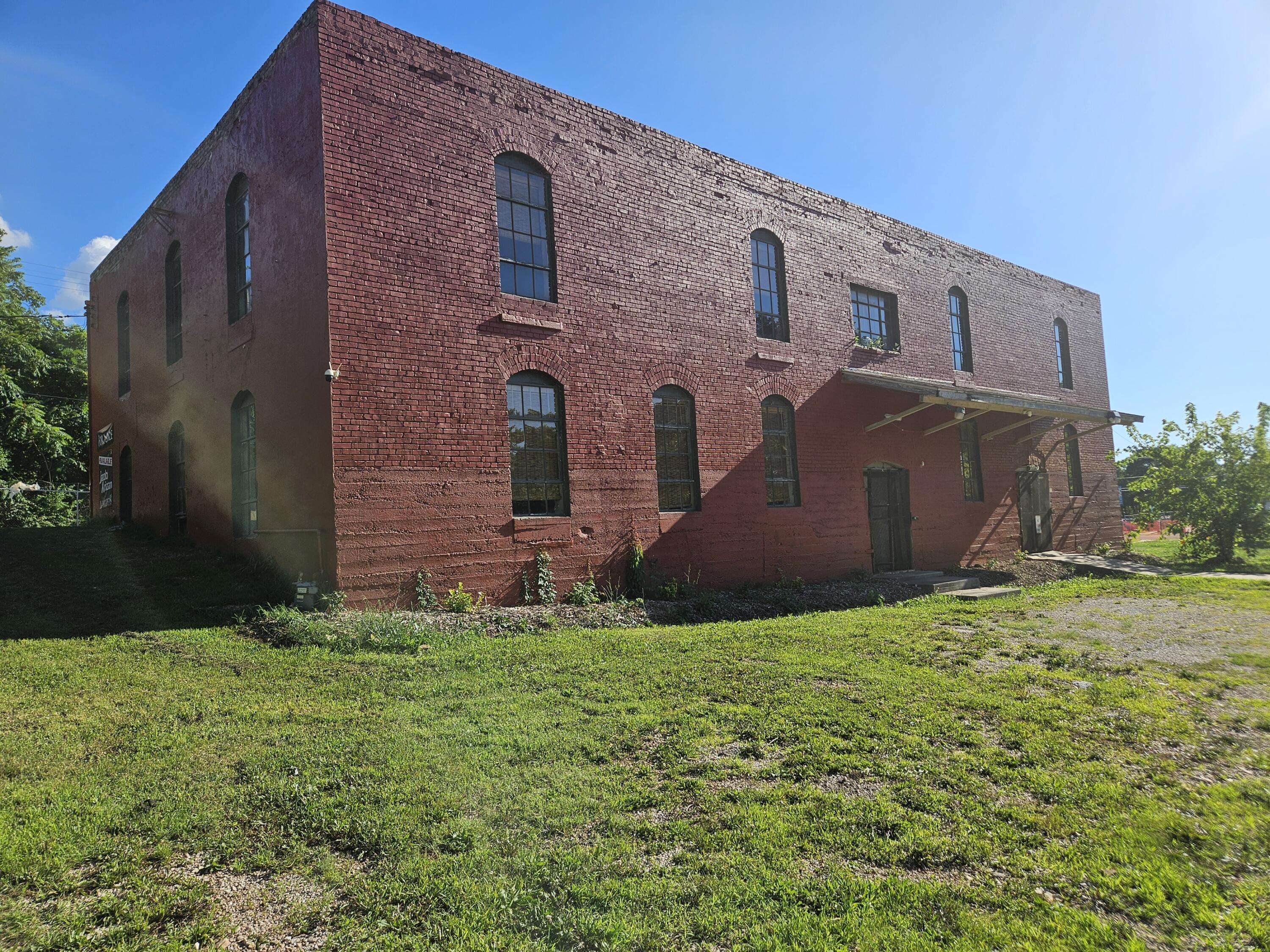 1303 W College ST, Springfield, MO 65806